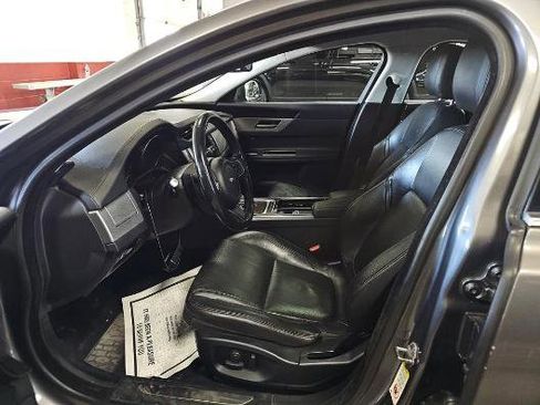 Used 2017 Jaguar XF Prestige image 3