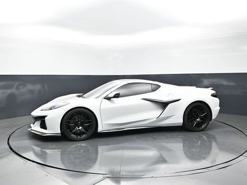 Used 2023 Chevrolet Corvette Z06 RWD image 3