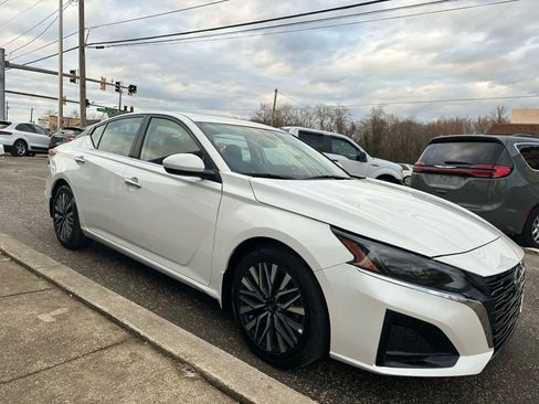 Used 2023 Nissan Altima 2.5 SV w/ SV Premium Package image 8