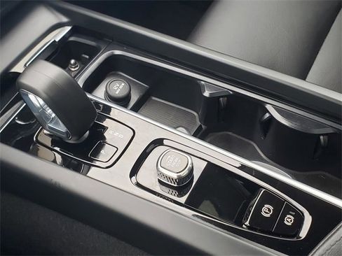 Used 2025 Volvo XC60 B5 Plus image 26