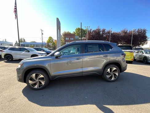 New 2025 Volkswagen Taos SE image 4