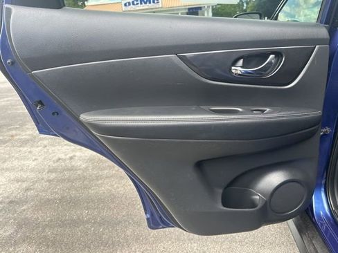 Used 2018 Nissan Rogue SV w/ Premium Package FWD image 10