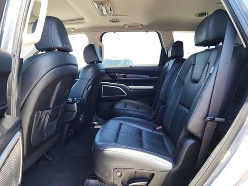 Certified 2024 Kia Telluride EX w/ EX Captain's Chair Package FWD image 17