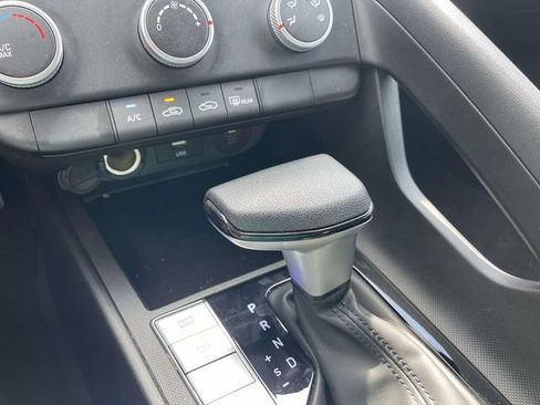 Certified 2025 Hyundai Elantra SE FWD image 30