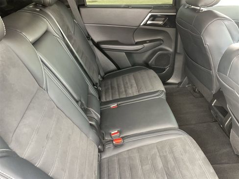 Used 2023 Mitsubishi Outlander SE Black Edition image 12