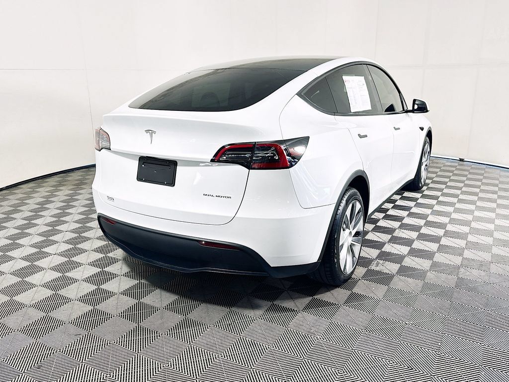Used 2024 Tesla Model Y Long Range AWD/4WD image 2