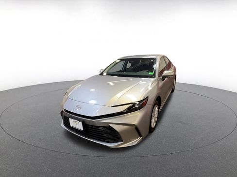 Used 2025 Toyota Camry LE image 7