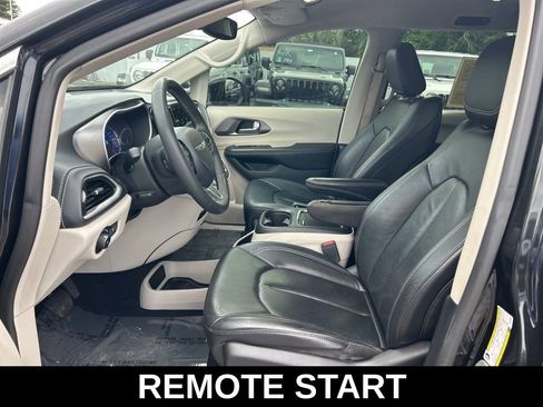 Used 2022 Chrysler Pacifica Touring-L FWD image 10