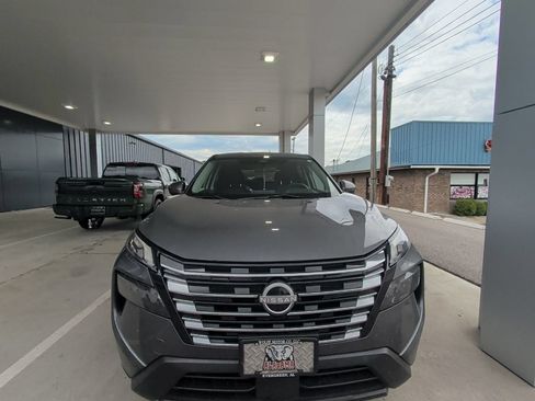 Used 2024 Nissan Rogue SV AWD/4WD image 2