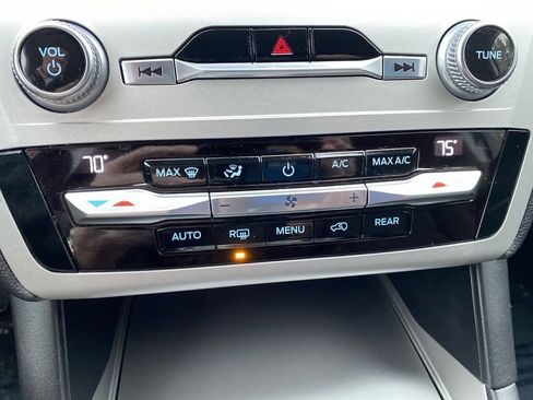 Used 2020 Ford Explorer XLT image 20