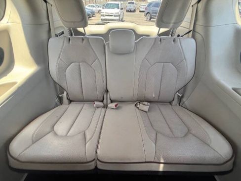 Used 2017 Chrysler Pacifica Limited w/ UConnect Theater Package FWD image 20