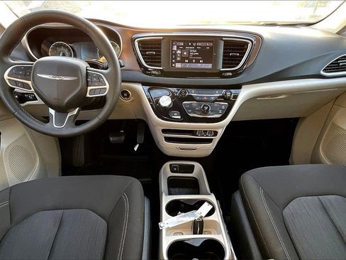 Used 2023 Chrysler Voyager LX image 13