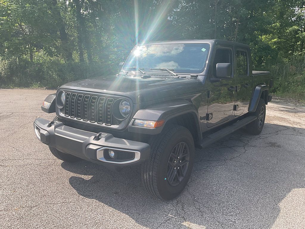 Used 2024 Jeep Gladiator Sport AWD/4WD image 3