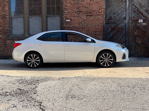 Used 2017 Toyota Corolla SE FWD image 2
