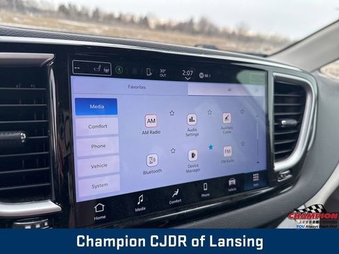 Used 2024 Chrysler Pacifica Touring-L image 28