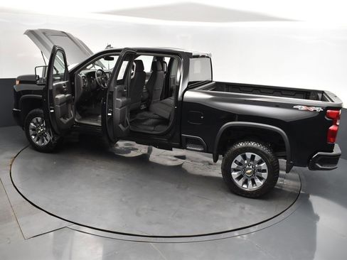 Used 2024 Chevrolet Silverado 2500 Custom w/ Custom Value Package image 3