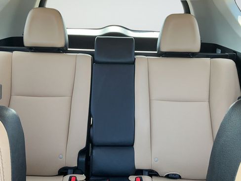 Used 2018 Toyota RAV4 Limited FWD image 12