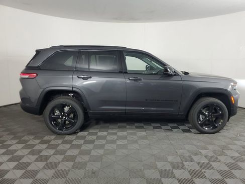 New 2025 Jeep Grand Cherokee Altitude image 2