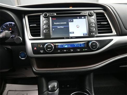 Used 2019 Toyota Highlander XLE image 10