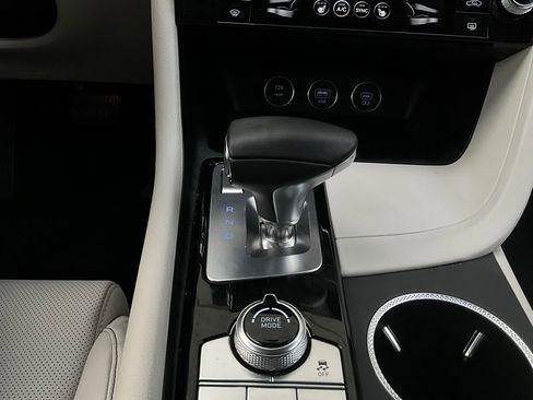 Used 2025 Genesis G70 2.5T image 24