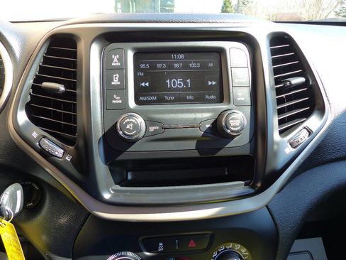 Used 2016 Jeep Cherokee Sport image 44