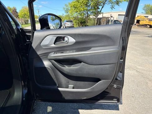 Used 2025 Chrysler Pacifica Limited FWD image 10
