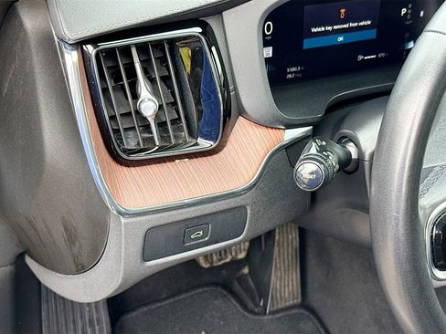 Used 2023 Volvo XC60 B5 Ultimate image 11