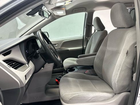 Used 2018 Toyota Sienna LE w/ Carpet Mat Package FWD image 20