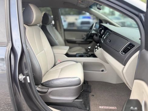 Used 2017 Kia Sedona LX w/ LX Essentials Premium Package FWD image 26