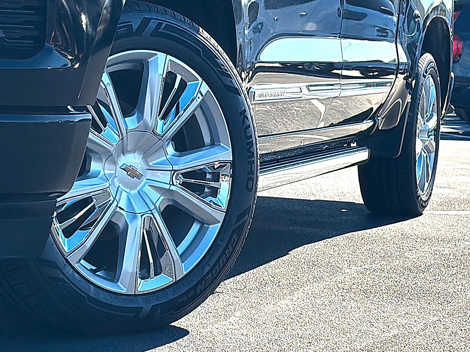Used 2023 Chevrolet Silverado 1500 High Country w/ High Country Premium Package AWD/4WD image 3