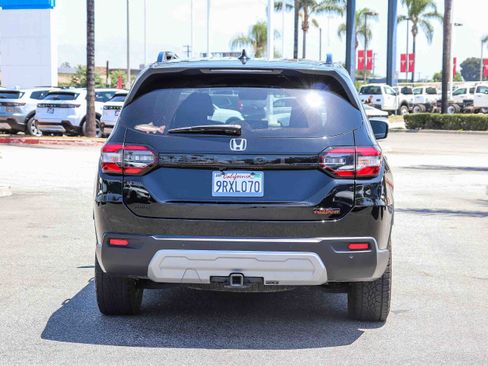Used 2025 Honda Pilot TrailSport image 12