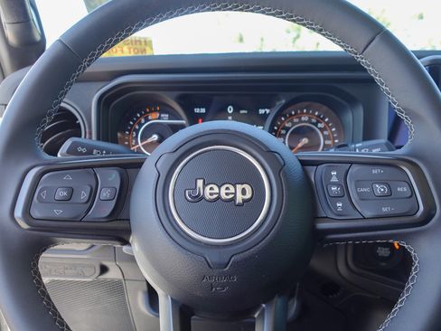 Used 2025 Jeep Wrangler Unlimited Rubicon image 14