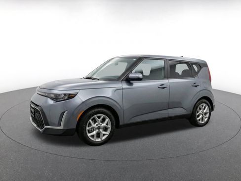 Used 2025 Kia Soul LX w/ LX Technology Package FWD image 3