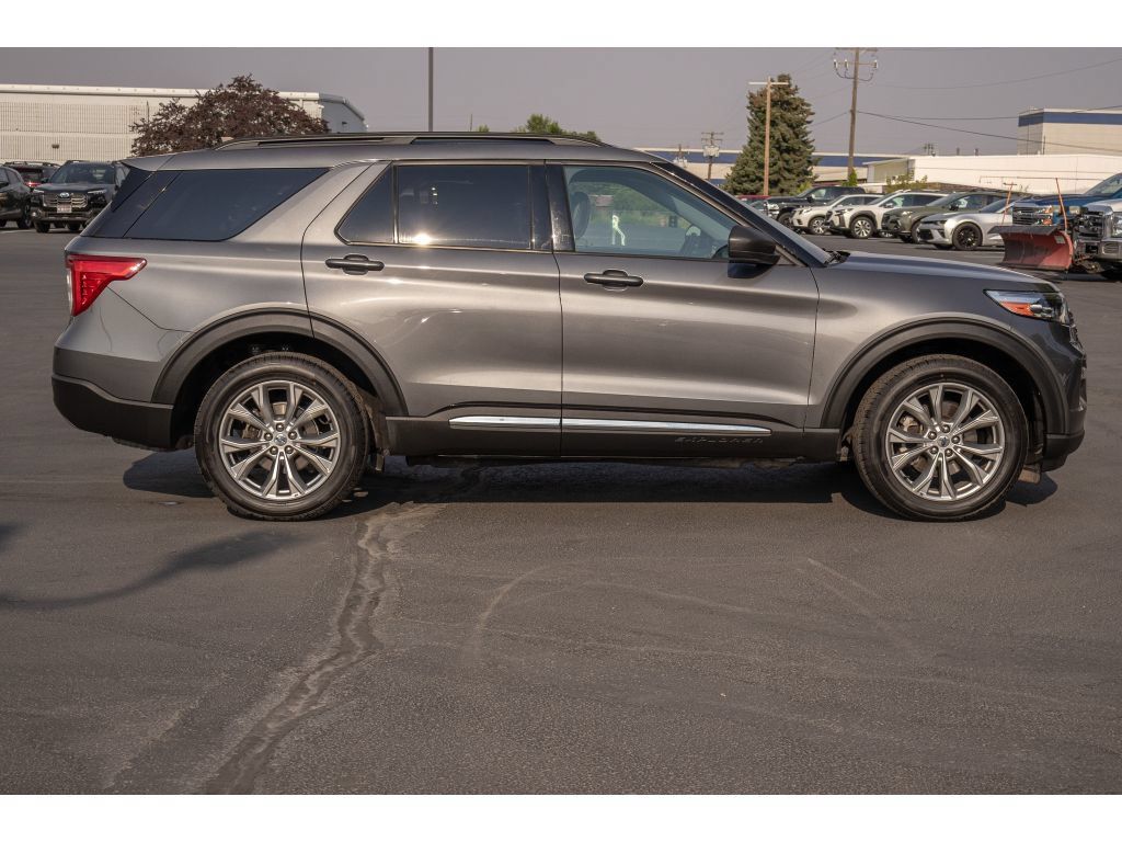 Used 2022 Ford Explorer XLT w/ Equipment Group 202A AWD/4WD image 2