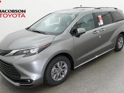 New 2026 Toyota Sienna XLE image 1