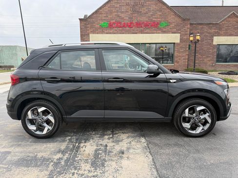 Used 2024 Hyundai Venue SEL image 1
