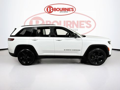 Used 2022 Jeep Grand Cherokee Altitude AWD/4WD image 11