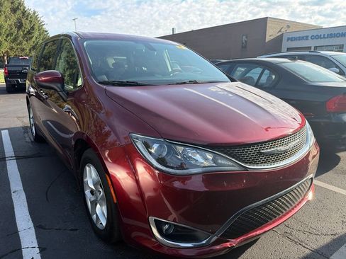 Used 2017 Chrysler Pacifica Touring Plus w/ Tire & Wheel Group FWD image 4