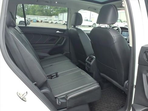 Used 2022 Volkswagen Tiguan SE w/ Panoramic Sunroof Package FWD image 13