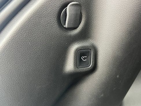 Used 2025 Jeep Compass Latitude w/ Convenience Group AWD/4WD image 18