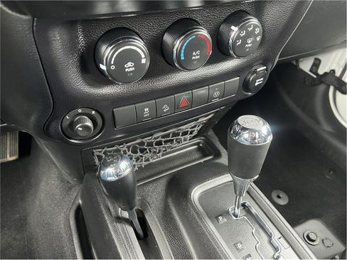 Used 2015 Jeep Wrangler Unlimited Sahara w/ Connectivity Group image 33