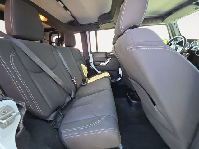 Used 2017 Jeep Wrangler Unlimited Rubicon w/ Connectivity Group AWD/4WD image 14