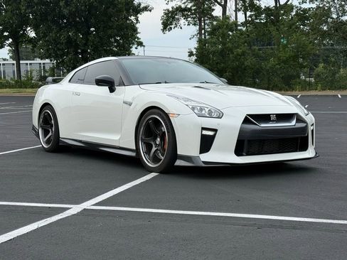 Used 2017 Nissan GT-R Premium w/ Premium Interior Package AWD/4WD image 6