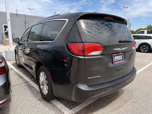 Used 2019 Chrysler Pacifica Touring-L FWD image 6