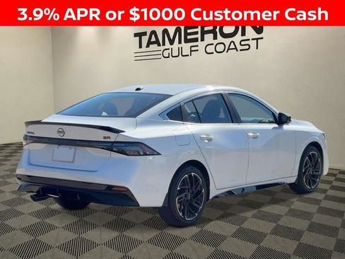 New 2026 Nissan Sentra SR w/ Floor Mat Package FWD image 3
