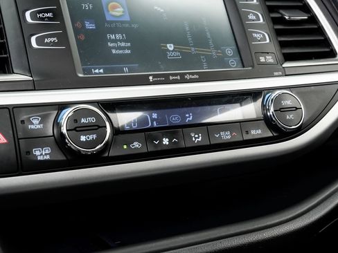 Used 2018 Toyota Highlander SE AWD/4WD image 16