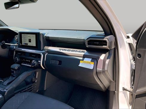 Used 2025 Toyota Tacoma SR5 AWD/4WD image 17
