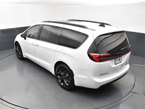 Used 2024 Chrysler Pacifica Limited w/ S Appearance Package image 10