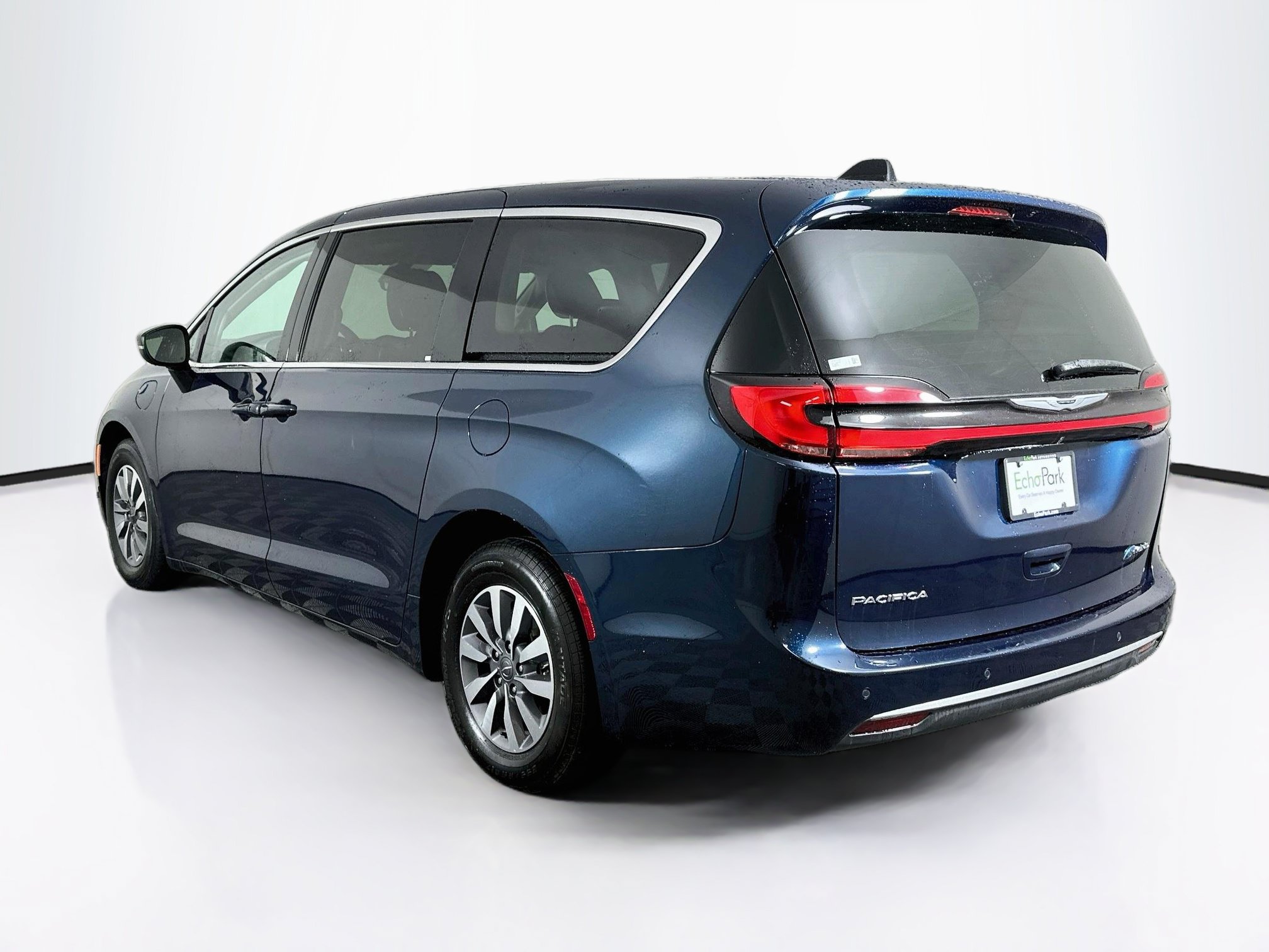 Used 2023 Chrysler Pacifica Touring-L FWD image 5