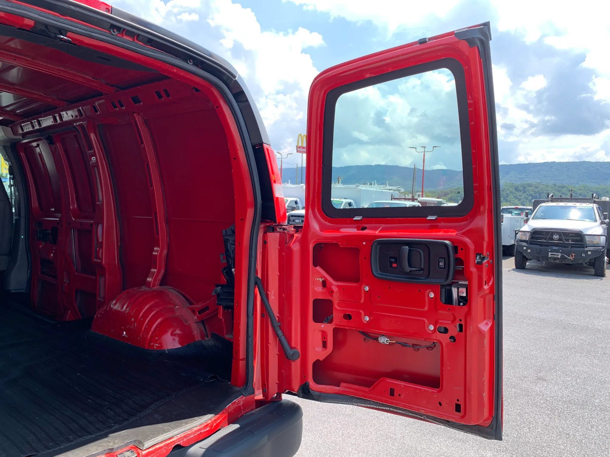 Used 2018 Chevrolet Express 2500 w/ Driver Convenience Package RWD image 31